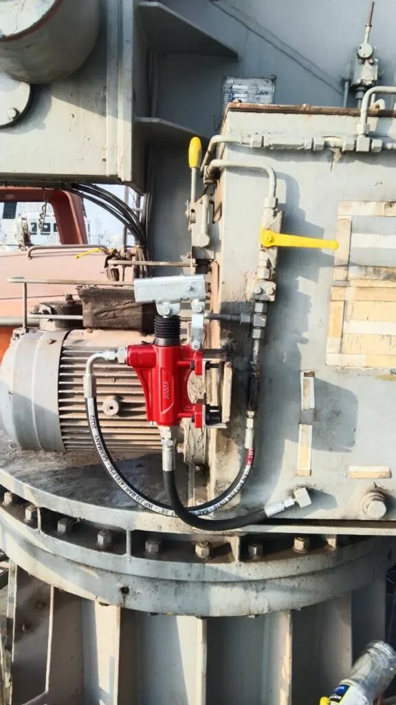 Electro-hydraulic unit and valve on a crane pedestal
