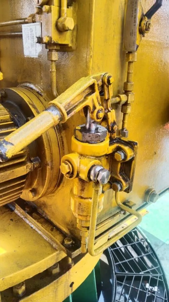 Valve gear on deck machinery