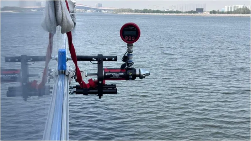 Pull-out test of a fall-protection rail on a yacht