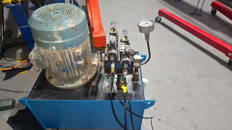 Hydraulic power unit service at a concrete plant