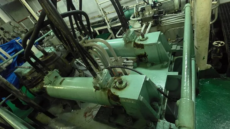 Deck crane, steering and hatch cover hydraulics overhaul
