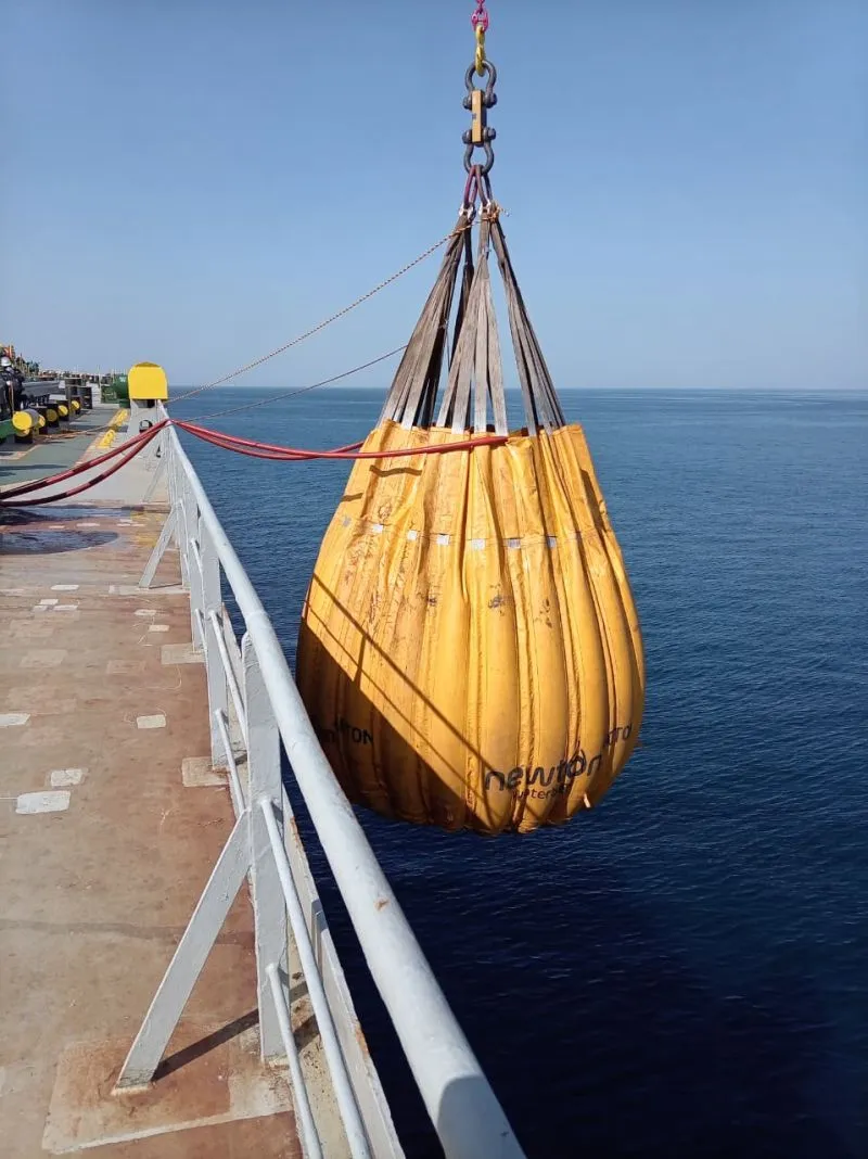 Hose handling cranes proof-loaded to 25 t