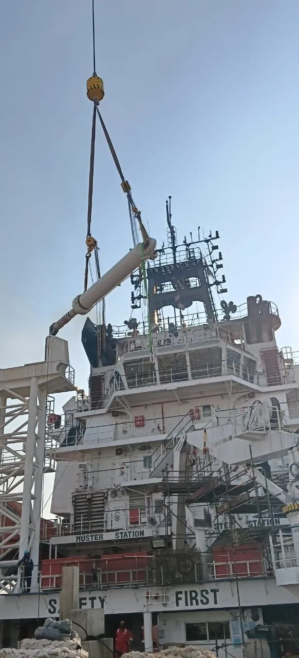 Provisions crane luffing and knuckle cylinder overhaul